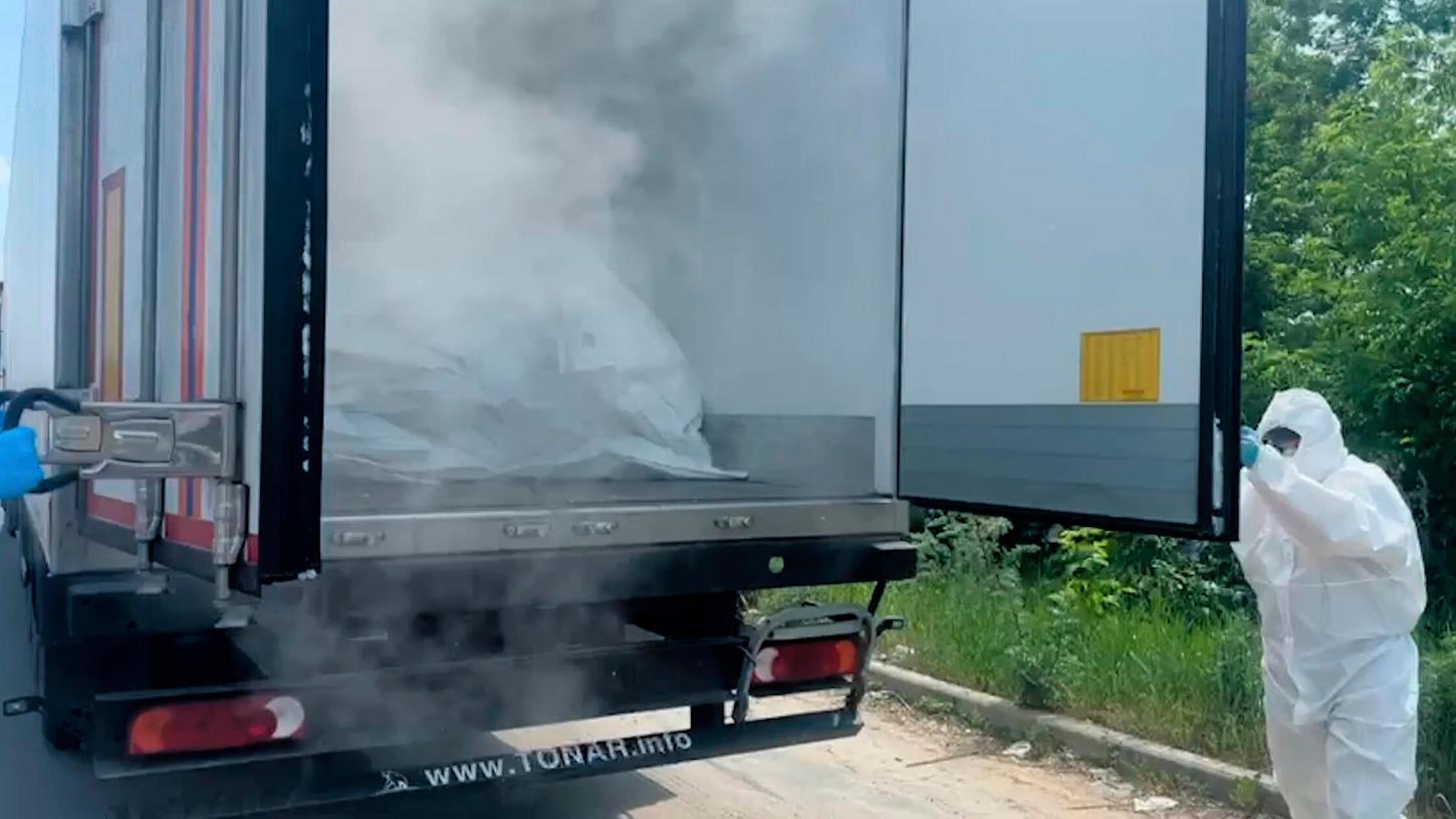 Auf diesem Foto, das aus einem vom Pressedienst des russischen Verteidigungsministeriums verbreiteten Video stammt, ist ein offener Kühlwagen des ersten Konvois zu sehen, der die Leichen ukrainischer Soldaten in ein Austauschgebiet in der Nähe von Nowaja Guta (Belarus) transportiert. Auf diesem Foto, das aus einem vom Pressedienst des russischen Verteidigungsministeriums verbreiteten Video stammt, ist ein offener Kühlwagen des ersten Konvois zu sehen, der die Leichen ukrainischer Soldaten in ein Austauschgebiet in der Nähe von Nowaja Guta (Belarus) transportiert.