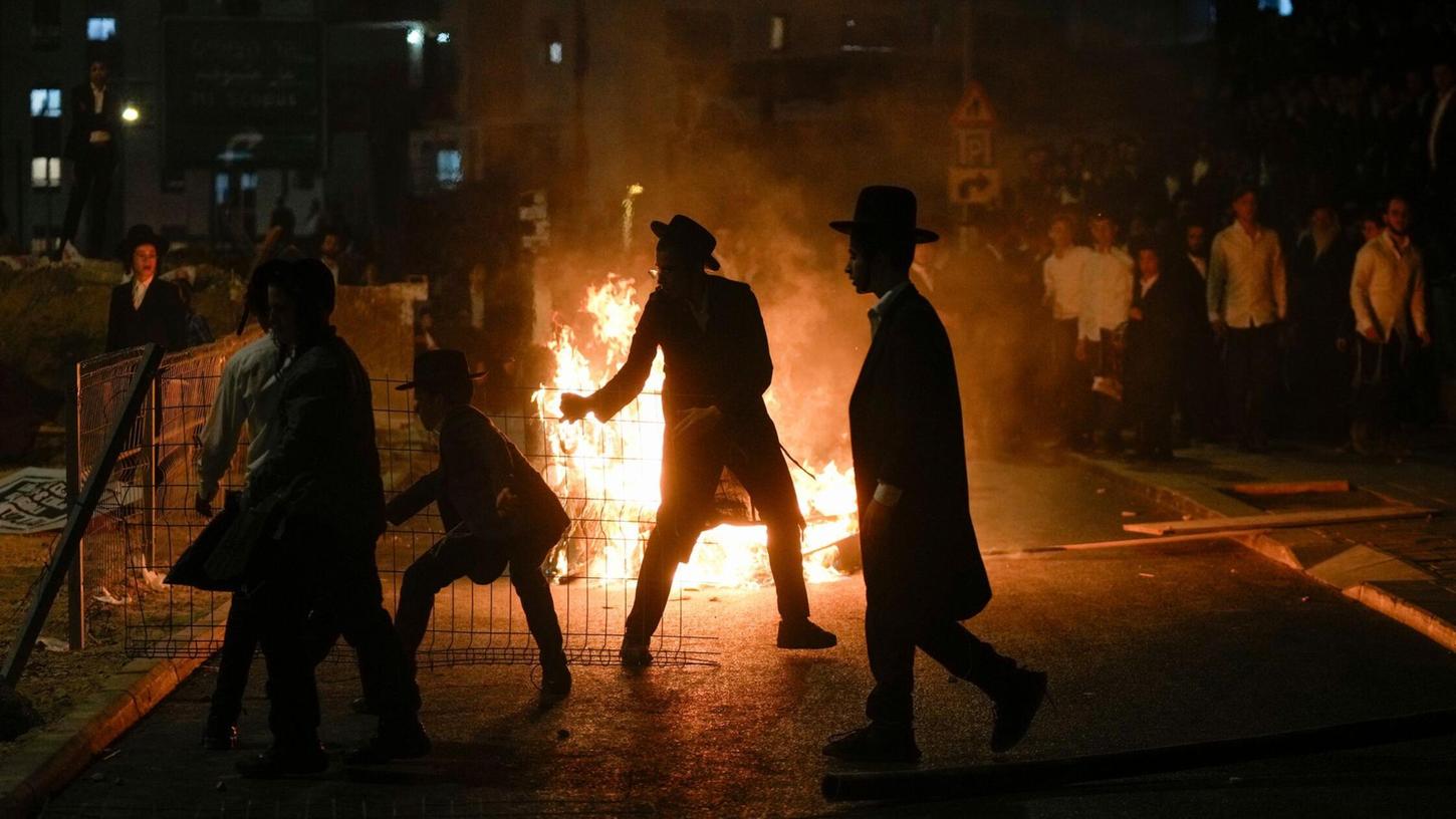 Ultraorthodoxe jüdische Männer verbrennen Müll während einer Demonstration gegen die Rekrutierung von Soldaten. Der Oberste Gerichtshof Israels hat in der vergangenen Woche die Regierung angewiesen, ultraorthodoxe Männer in die Armee einzuberufen.