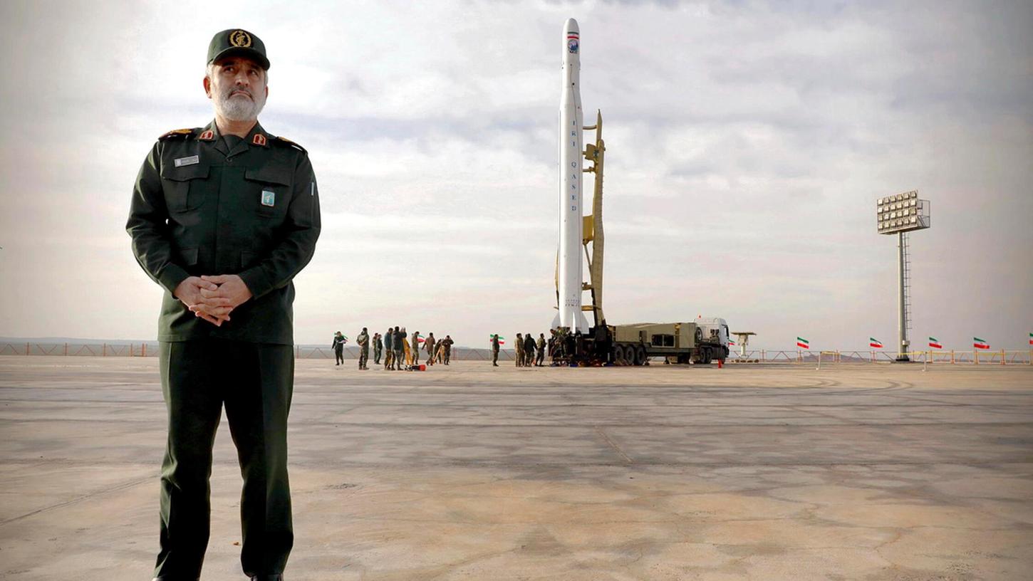 General Amir Ali Hadschisadeh, Kommandeur der Luft- und Raumfahrtabteilung der iranischen Revolutionsgarden, steht auf einem Raketen-Testgelände.