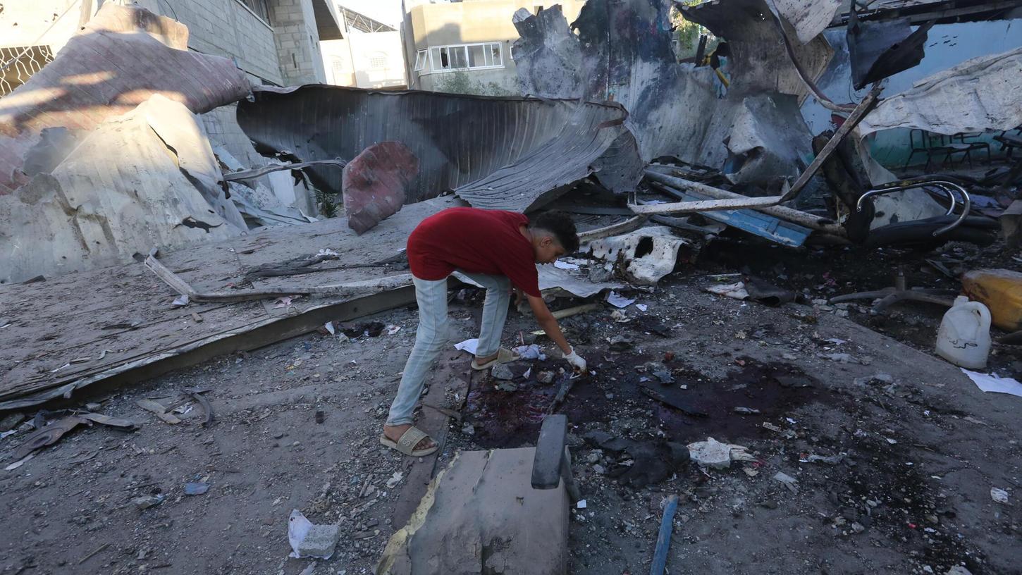 Bei einem Luftangriff auf eine Flüchtlingsunterkunft im mittleren Gazastreifen sind am Samstagabend nach palästinensischen Angaben 16 Menschen getötet worden.