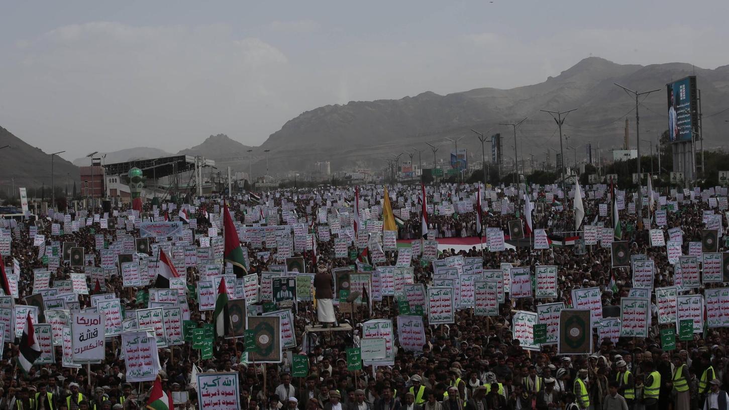 Jemen, Unterstützer der Huthi-Rebellen demonstrieren in Sanaa Houthi supporters protest against the US and Israel in Sana a - Houthi supporters hold placards and wave flags during an anti-US and anti-Israel protest in Sana a, Yemen, 09 May 2025. Jemen, Unterstützer der Huthi-Rebellen demonstrieren in Sanaa Houthi supporters protest against the US and Israel in Sana a - Houthi supporters hold placards and wave flags during an anti-US and anti-Israel protest in Sana a, Yemen, 09 May 2025.
