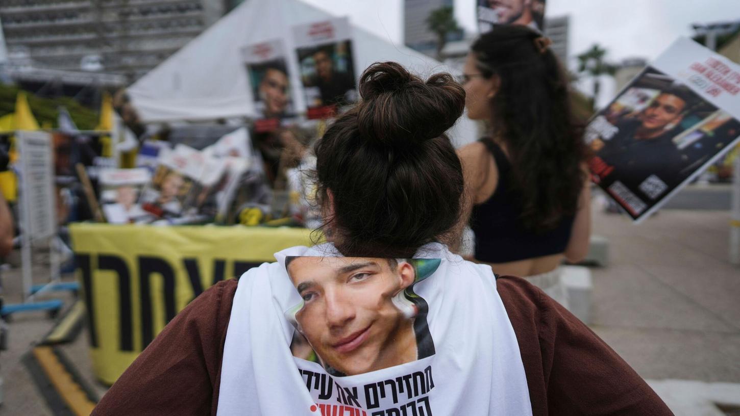 12.05.2025, Israel, Tel Aviv: Israelis versammeln sich auf dem Geiselplatz in Tel Aviv, um die Live-Übertragung der Freilassung des israelisch-amerikanischen Soldaten Edan Alexander aus der Gefangenschaft der Hamas im Gazastreifen zu verfolgen. Alexander war während des von der Hamas geführten Angriffs auf seinen Stützpunkt am 7. Oktober 2023 entführt worden. 12.05.2025, Israel, Tel Aviv: Israelis versammeln sich auf dem Geiselplatz in Tel Aviv, um die Live-Übertragung der Freilassung des israelisch-amerikanischen Soldaten Edan Alexander aus der Gefangenschaft der Hamas im Gazastreifen zu verfolgen. Alexander war während des von der Hamas geführten Angriffs auf seinen Stützpunkt am 7. Oktober 2023 entführt worden.