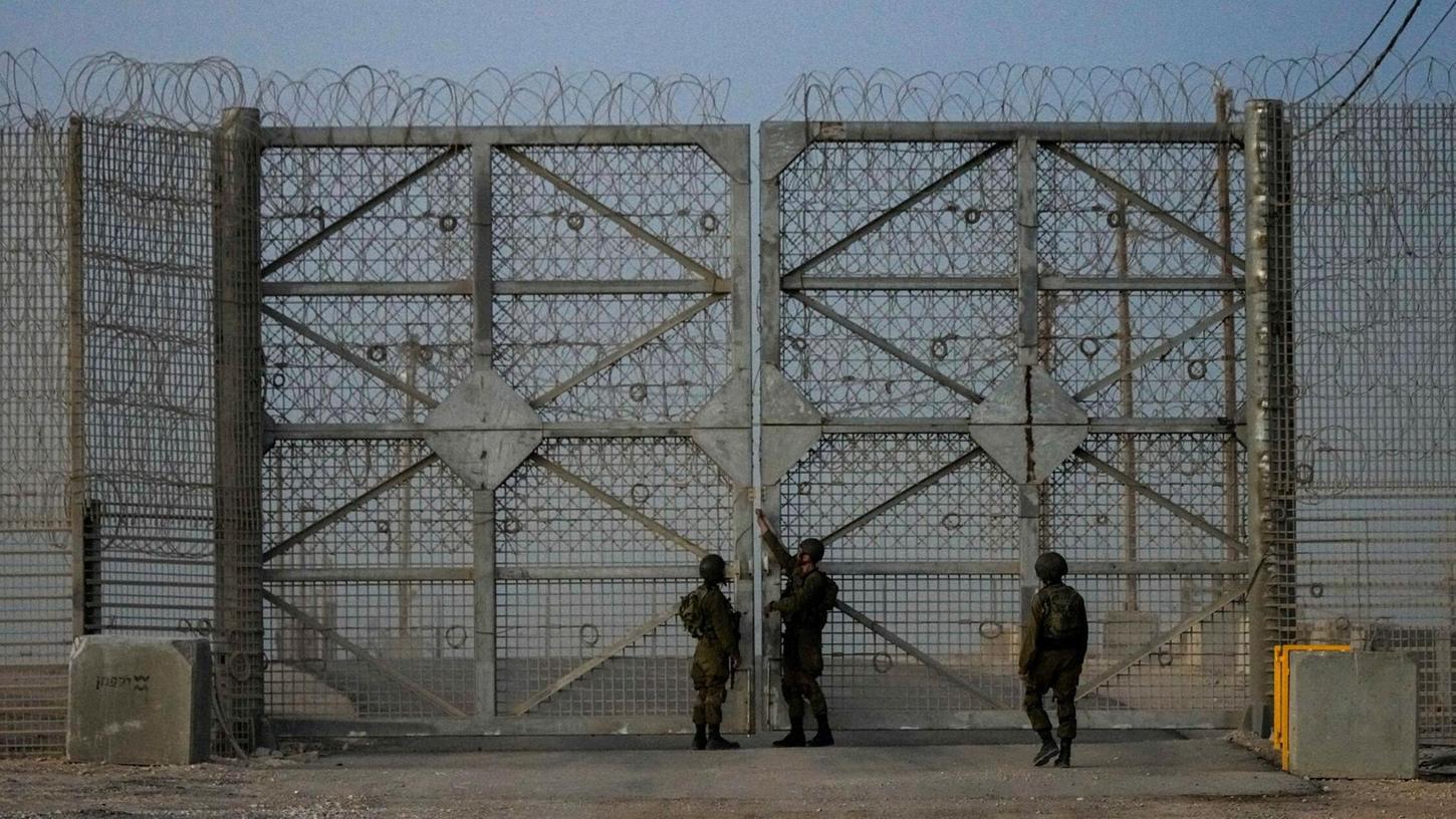 Grenzübergangs Erez: Israel lässt keine Hilfslieferungen in den Gazastreifen. Laut palästinensischen Behörden hat das fatale Folgen für Kinder. Grenzübergangs Erez: Israel lässt keine Hilfslieferungen in den Gazastreifen. Laut palästinensischen Behörden hat das fatale Folgen für Kinder.