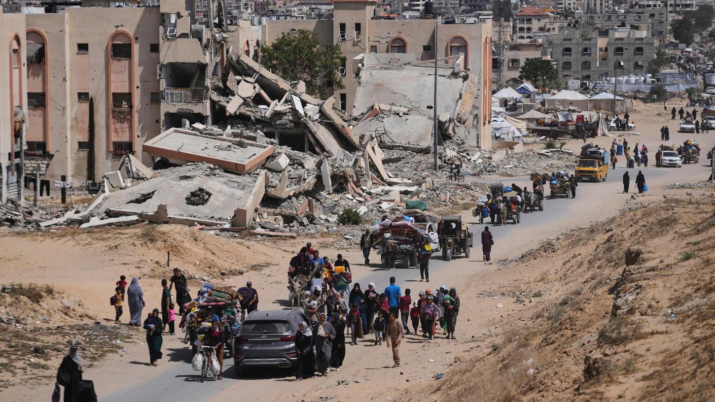 Chan Junis: Vertriebene Palästinenser fliehen inmitten der andauernden israelischen Militäroffensive in dem Gebiet. Chan Junis: Vertriebene Palästinenser fliehen inmitten der andauernden israelischen Militäroffensive in dem Gebiet.
