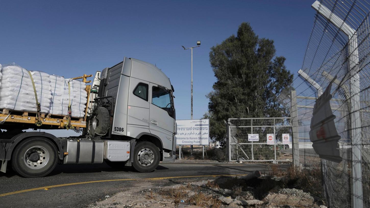 Ein Lastwagen mit humanitärer Hilfe für den Gazastreifen fährt am Grenzübergang Kerem Shalom im Süden Israels. Ein Lastwagen mit humanitärer Hilfe für den Gazastreifen fährt am Grenzübergang Kerem Shalom im Süden Israels.