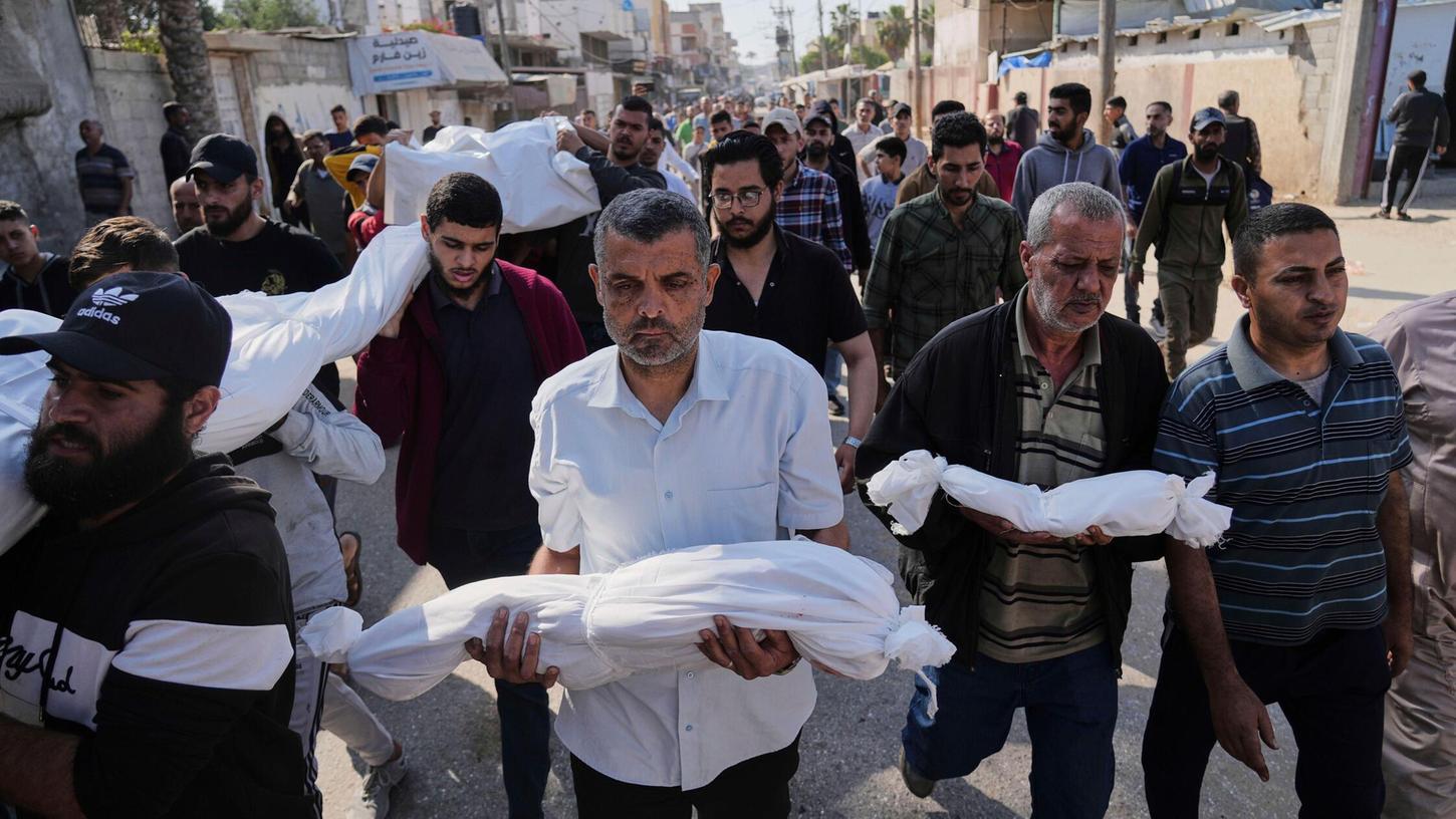 Palästinenser tragen die Leichen ihrer Angehörigen, darunter auch Kinder, die bei einem Luftangriff der israelischen Armee in Deir al-Balah, Gaza, am 21. Mai getötet wurden. Palästinenser tragen die Leichen ihrer Angehörigen, darunter auch Kinder, die bei einem Luftangriff der israelischen Armee in Deir al-Balah, Gaza, am 21. Mai getötet wurden.