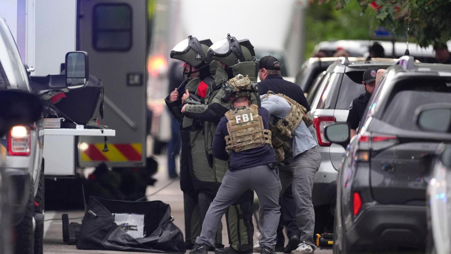 Beamte der Strafverfolgungsbehörden ziehen Schutzkleidung an, um nach einem Angriff auf der Peark Street Mall zu ermitteln. Im US-Bundesstaat Colorado sind bei einer Attacke mehrere Menschen verletzt worden. Beamte der Strafverfolgungsbehörden ziehen Schutzkleidung an, um nach einem Angriff auf der Peark Street Mall zu ermitteln. Im US-Bundesstaat Colorado sind bei einer Attacke mehrere Menschen verletzt worden.