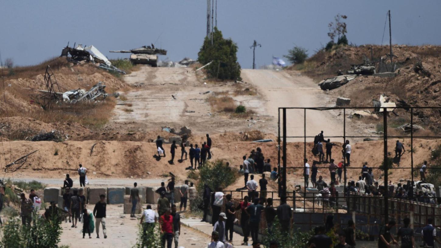 Israelische Panzer gehen in Chan Junis im südlichen Gazastreifen in Stellung neben einem Verteilungszentrum für humanitäre Hilfsgüter. Israelische Panzer gehen in Chan Junis im südlichen Gazastreifen in Stellung neben einem Verteilungszentrum für humanitäre Hilfsgüter.