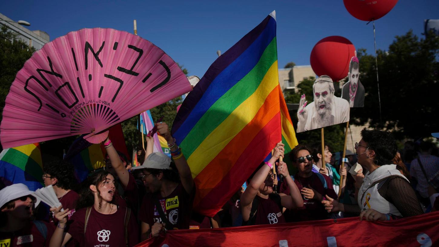 05.06.2025, Israel, Jerusalem: Menschen nehmen an der jährlichen Pride-Parade in Jerusalem teil. Foto: Ohad Zwigenberg/AP/dpa +++ dpa-Bildfunk +++ 05.06.2025, Israel, Jerusalem: Menschen nehmen an der jährlichen Pride-Parade in Jerusalem teil. Foto: Ohad Zwigenberg/AP/dpa +++ dpa-Bildfunk +++