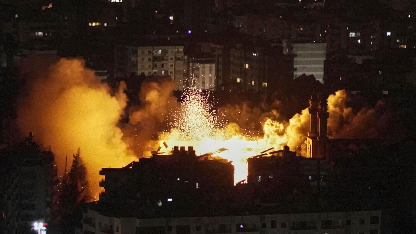 Die israelische Luftwaffe hat mehrere Ziele der Hisbollah-Miliz in Vororten der libanesischen Hauptstadt Beirut angegriffen. Die israelische Luftwaffe hat mehrere Ziele der Hisbollah-Miliz in Vororten der libanesischen Hauptstadt Beirut angegriffen.