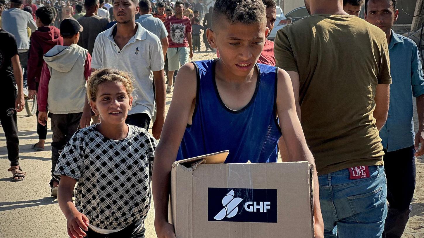 Palästinenser, die Hilfe suchen, versammeln sich in der Nähe einer Hilfsgüterverteilungsstelle der von den USA unterstützten Gaza Humanitarian Foundation (GHF) in Rafah im südlichen Gazastreifen. Palästinenser, die Hilfe suchen, versammeln sich in der Nähe einer Hilfsgüterverteilungsstelle der von den USA unterstützten Gaza Humanitarian Foundation (GHF) in Rafah im südlichen Gazastreifen.