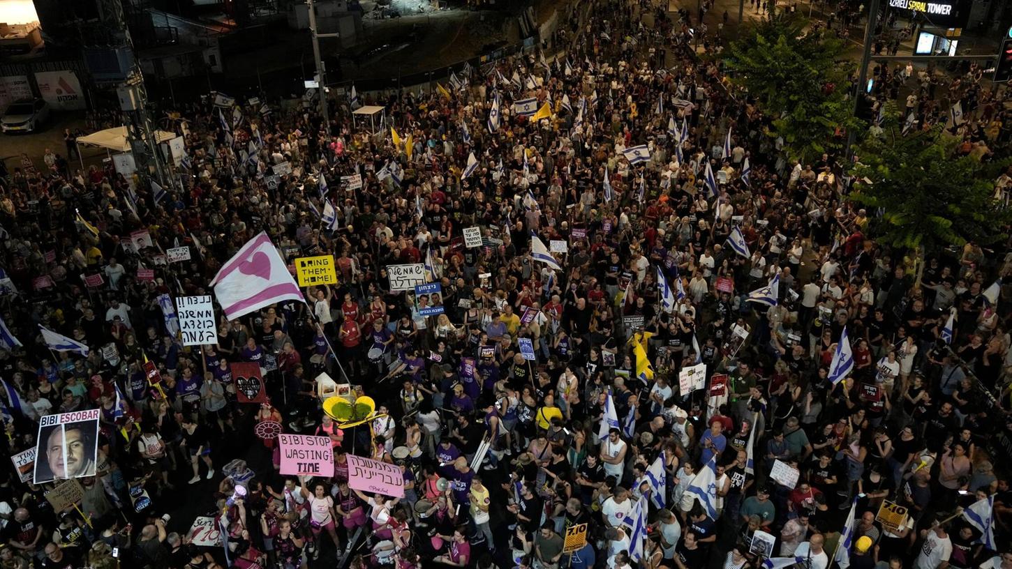 Menschen nehmen an einer Demonstration teil, die das Ende des Krieges und die sofortige Freilassung der Geiseln fordert. Menschen nehmen an einer Demonstration teil, die das Ende des Krieges und die sofortige Freilassung der Geiseln fordert.