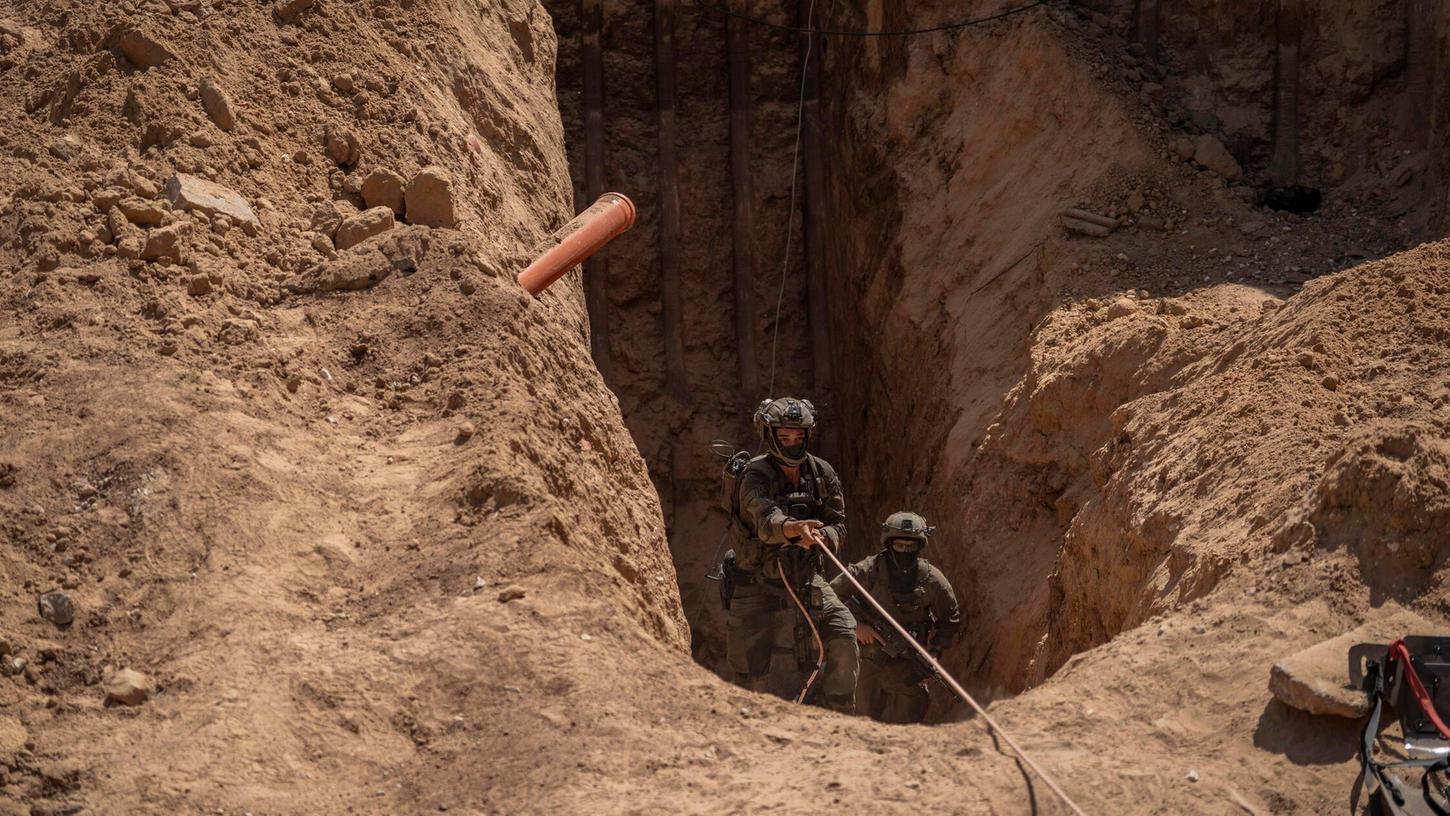 Israelische Soldaten kommen aus einem Tunnel, der beim Europäischen Krankenhaus in Chan Junis gefunden wurde, wo das Militär glaubt, dass der Hamas-Militärchef Mohammed al-Sinwar letzten Monat getötet wurde. Israelische Soldaten kommen aus einem Tunnel, der beim Europäischen Krankenhaus in Chan Junis gefunden wurde, wo das Militär glaubt, dass der Hamas-Militärchef Mohammed al-Sinwar letzten Monat getötet wurde.