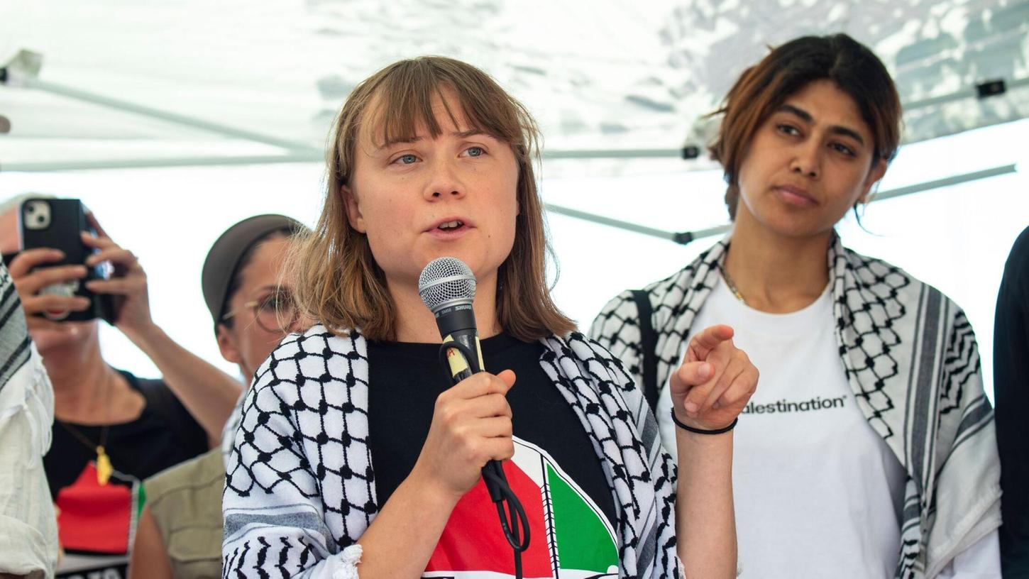 Ein Gaza-Solidaritätsschiff mit Greta Thunberg an Bord ist in der israelischen Hafenstadt Aschdod eingelaufen. Ein Gaza-Solidaritätsschiff mit Greta Thunberg an Bord ist in der israelischen Hafenstadt Aschdod eingelaufen.