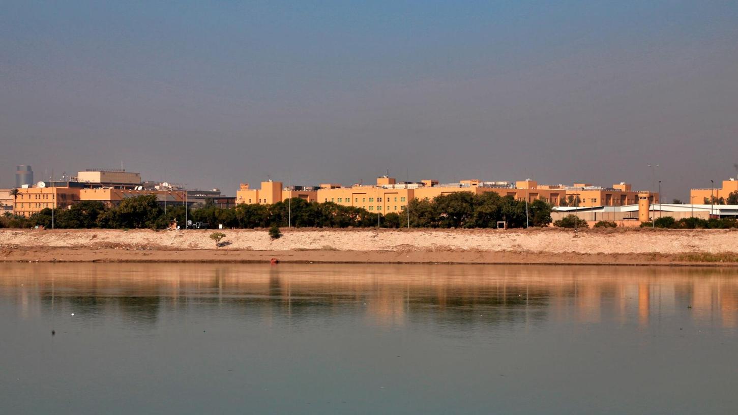 Die Botschaft der Vereinigten Staaten spiegelt sich im Wasser des Tigris. Die Botschaft der Vereinigten Staaten spiegelt sich im Wasser des Tigris.