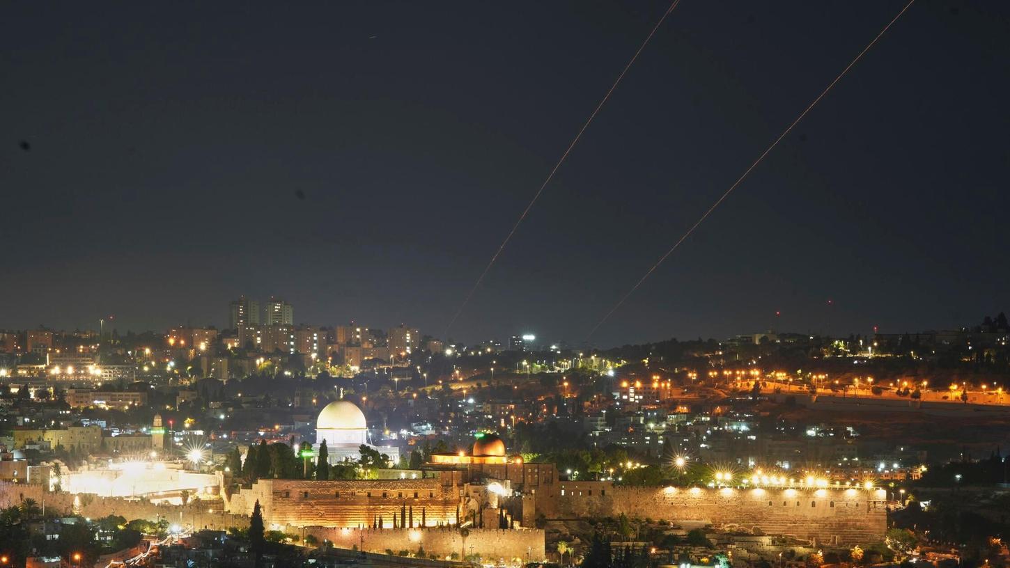 Spuren eines Raketenangriffs am Freitag, 13. Juni 2025 über Jerusalem. Spuren eines Raketenangriffs am Freitag, 13. Juni 2025 über Jerusalem.