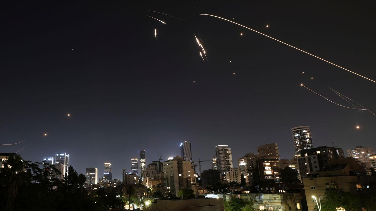 Israels Luftverteidigungssystem feuerte am 13.06.2025 über Ramat Gan, in der Nähe von Tel Aviv in Israel, um vom Iran abgeschossene Geschosse abzufangen. Israels Luftverteidigungssystem feuerte am 13.06.2025 über Ramat Gan, in der Nähe von Tel Aviv in Israel, um vom Iran abgeschossene Geschosse abzufangen.