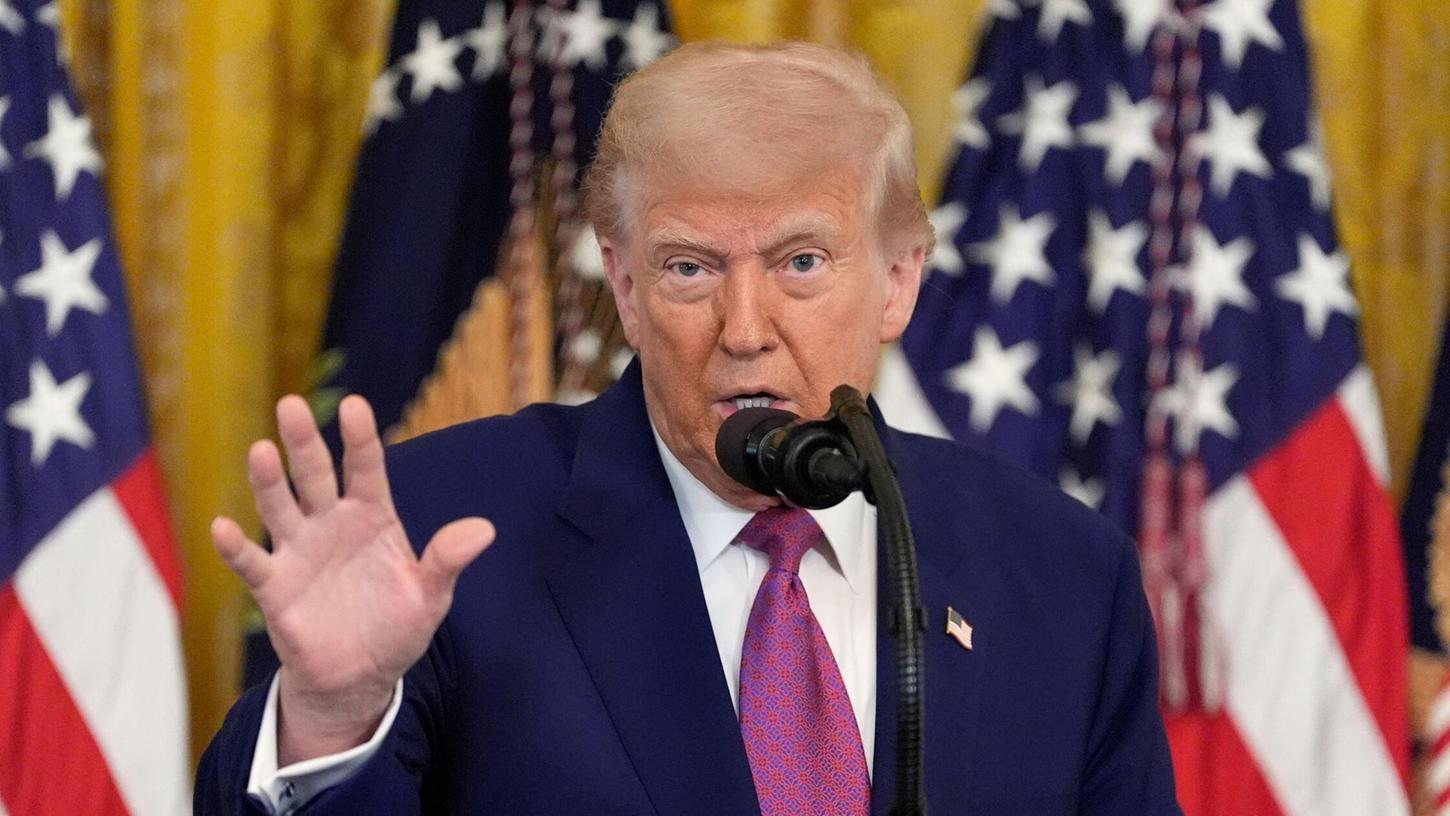 US-Präsident Donald Trump spricht im East Room des Weißen Hauses, während einer Veranstaltung zur Unterzeichnung eines Gesetzes, wodurch die kalifornische Regelung zum Verbot des Verkaufs neuer benzinbetriebener Autos bis 2035 blockiert wird. US-Präsident Donald Trump spricht im East Room des Weißen Hauses, während einer Veranstaltung zur Unterzeichnung eines Gesetzes, wodurch die kalifornische Regelung zum Verbot des Verkaufs neuer benzinbetriebener Autos bis 2035 blockiert wird.