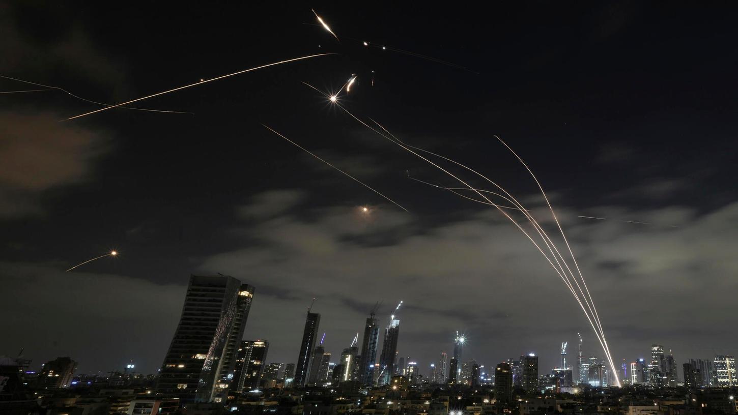 Das israelische Luftabwehrsystem Iron Dome feuert am 15. Juni, um Raketen während eines iranischen Angriffs über Tel Aviv abzufangen. Das israelische Luftabwehrsystem Iron Dome feuert am 15. Juni, um Raketen während eines iranischen Angriffs über Tel Aviv abzufangen.