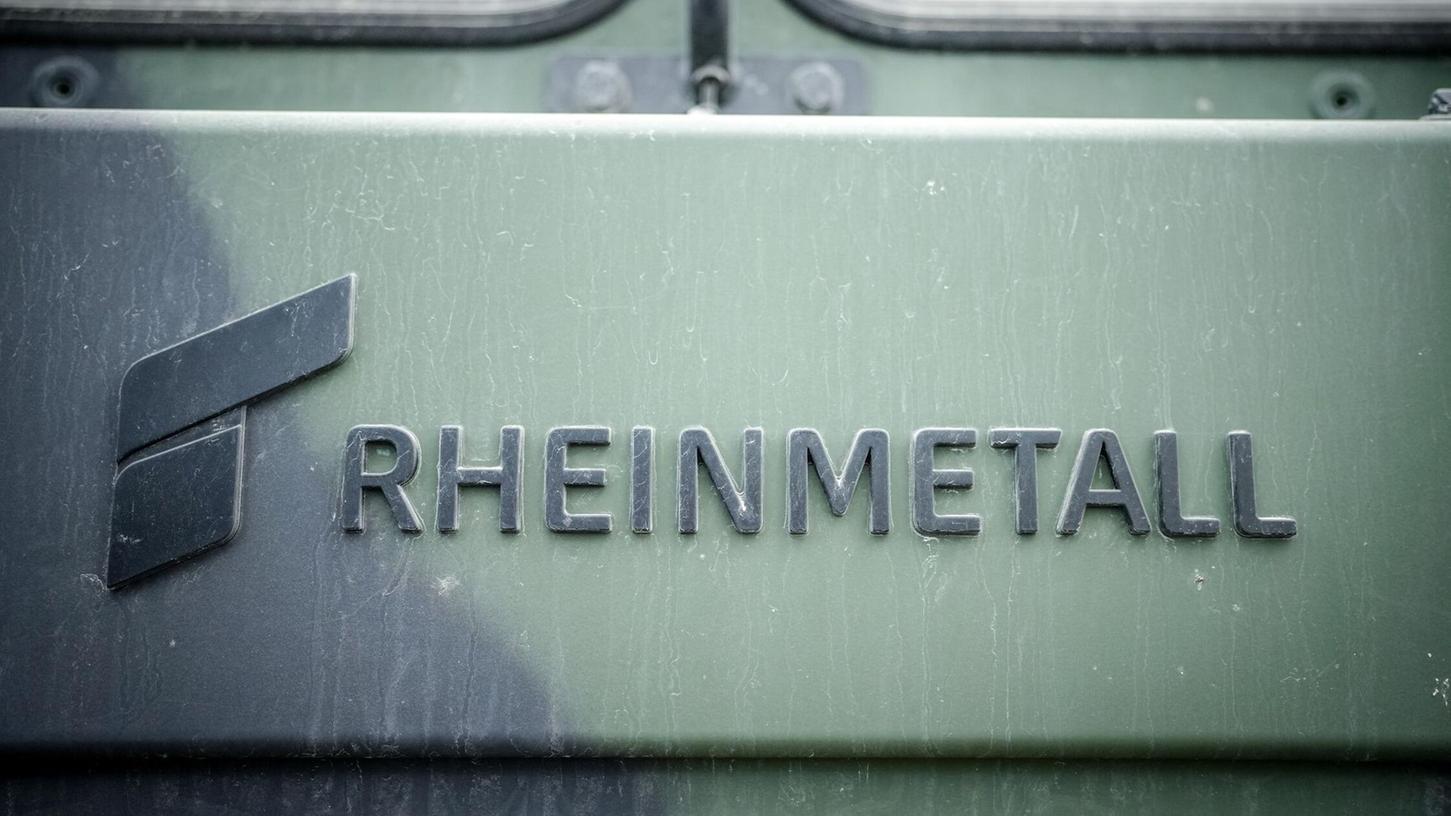Das Logo des Rüstungskonzerns Rheinmetall ist an einem Fahrzeug der Bundeswehr zu sehen.