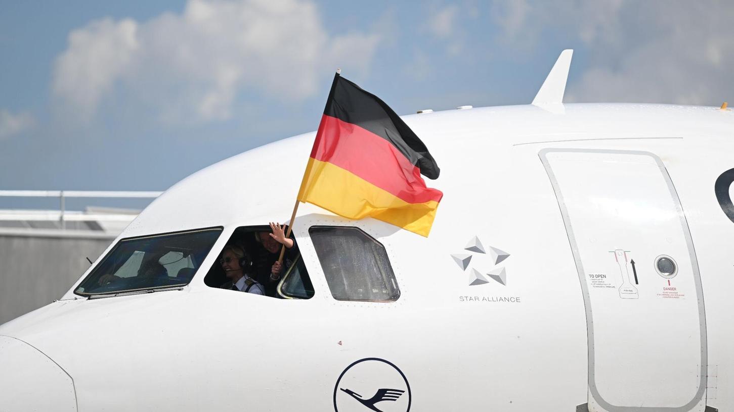 ARCHIV - Mit einer Deutschlandflagge im Cockpitfenster rollt auf ein Flugzeug mit der Mannschaft aus. Bei der Heim-EM fliegt das deutsche Team zum Achtelfinale von Nürnberg nach Dortmund. Foto: Arne Dedert/dpa