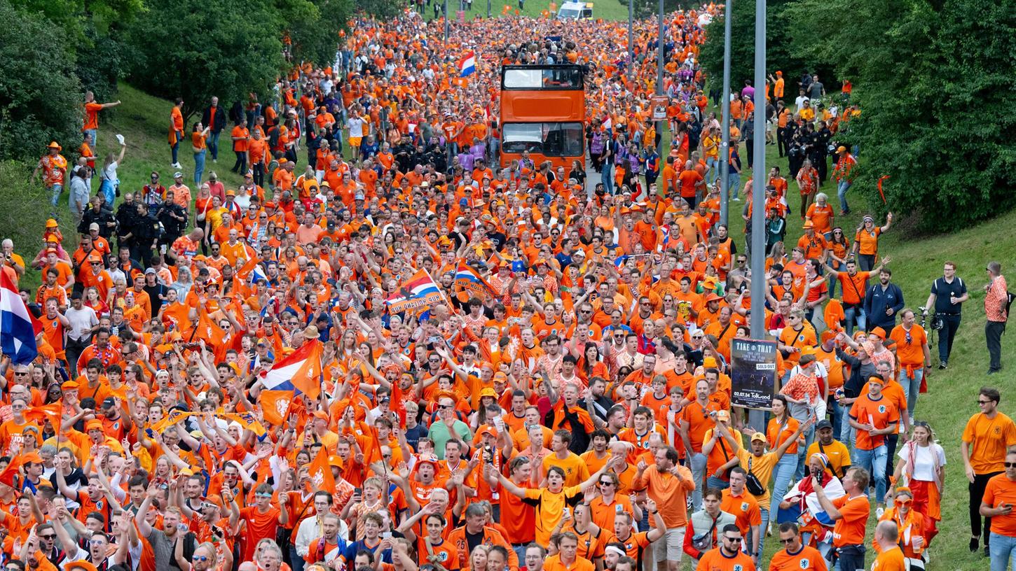 Vor dem Spiel gehen die niederländischen Fans in einem Fanwalk durch den Olympiapark.