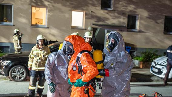 Mitten in Franken: Jugendlicher experimentiert mit Gefahrstoffen - Feuerwehr mit Schutzanzügen