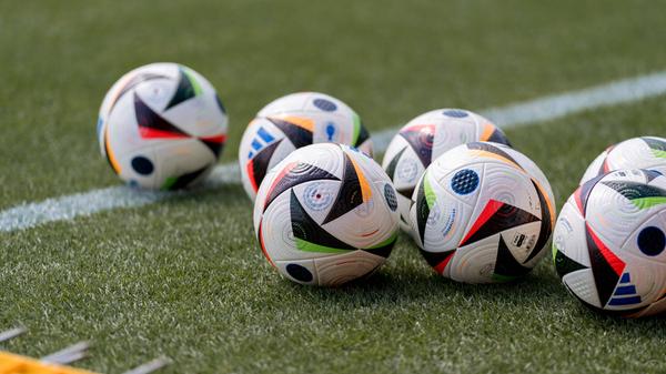 Der Food & Drink Park in Baiersdorf überträgt während der EM alle Spiele auf einer Leinwand. Neben zehn- oder 15-Liter-Fässern gibt es dort Cocktails, BBQ und Pizzen. Nach der Übertragung können sich Besucher bei einer Afterparty bis 1 Uhr zusammensetzen.