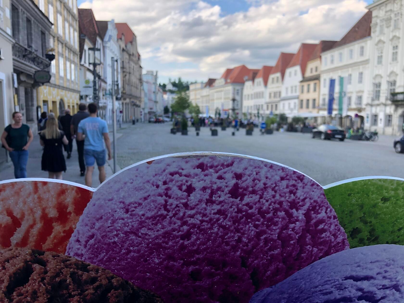Will noch wer ein Eis? Anblick einer Eiswerbung vor der historischen Kulisse der Stadt Steyr.