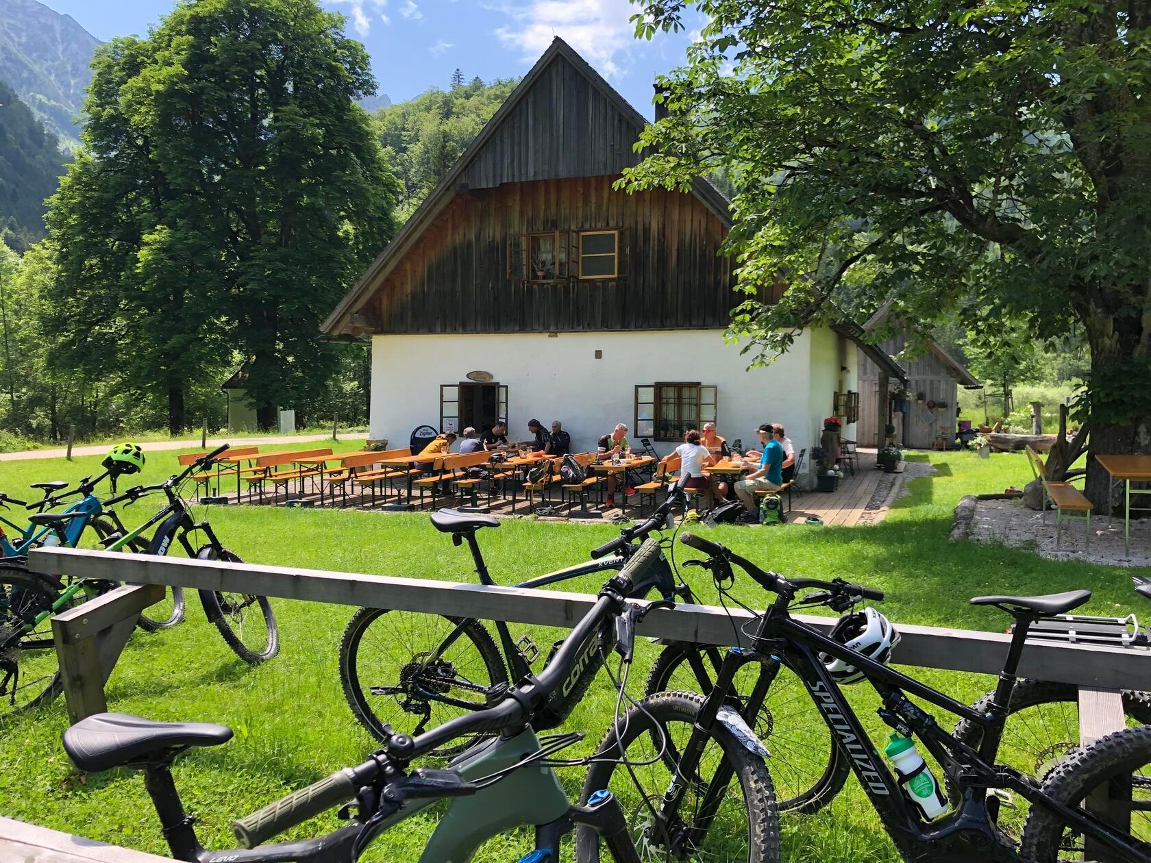 So viel Zeit muss sein: Rast an der "Krummen Steyerling" in den Kalkalpen.