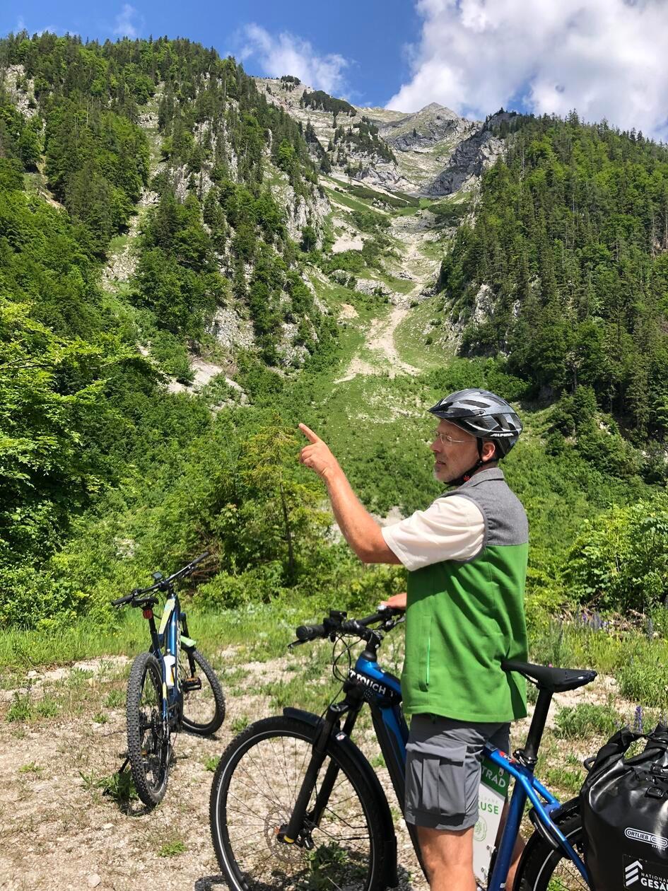 Nationalpark-Mitarbeiter Andi Hollinger erklärt die Landschaft.