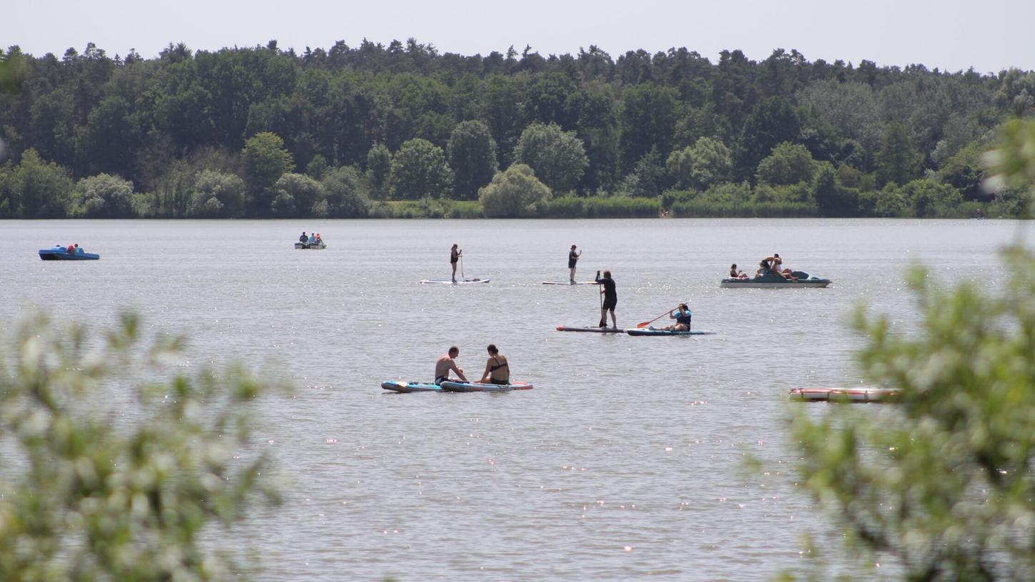Die Pfingstferien rücken näher und damit machen sich die ersten Wassersportler bereit zum Surfen und Baden im Fränkischen Seenland. Noch muss man dazu angesichts der Wassertemperatur etwas abgehärtet sein (Archivbild). Die Pfingstferien rücken näher und damit machen sich die ersten Wassersportler bereit zum Surfen und Baden im Fränkischen Seenland. Noch muss man dazu angesichts der Wassertemperatur etwas abgehärtet sein (Archivbild).