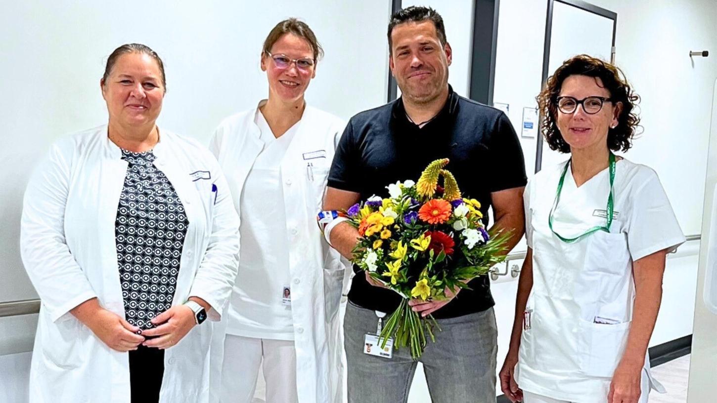 Blumen für den Spender (v.l.): Dr. Susanne Achenbach, PD Dr. Annette Ebner und Manuela Grimm-Blösch vom Blutspendeteam mit Thomas Bögershausen. Blumen für den Spender (v.l.): Dr. Susanne Achenbach, PD Dr. Annette Ebner und Manuela Grimm-Blösch vom Blutspendeteam mit Thomas Bögershausen.