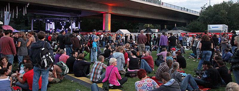 Vor ein paar Jahren war das Brückenfestival noch ein Insider-Tipp für die alternative Nürnberger Musikszene. Inzwischen kommen Besucher aus der ganzen Region angereist, um das gemütliche Event unter der Theodor-Heuss-Brücke zu erleben.