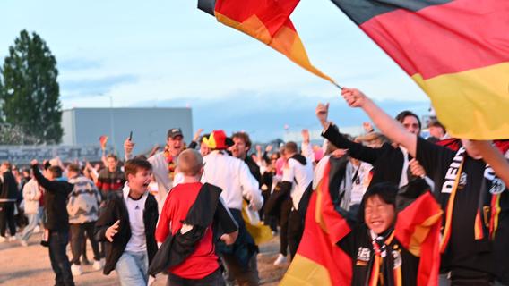 Tausende bejubeln deutschen Auftaktsieg beim Public Viewing am Nürnberger Flughafen