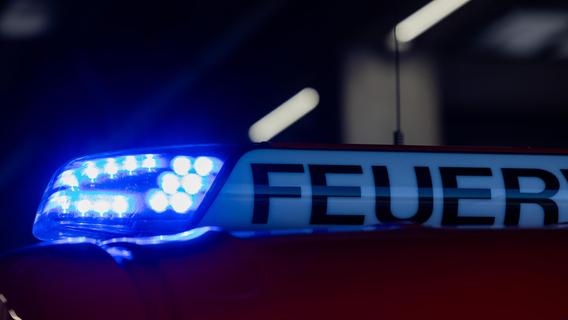 Lauter Knall, Großbrand und enorm hoher Sachschaden: Wertstoffhof in Franken in Flammen