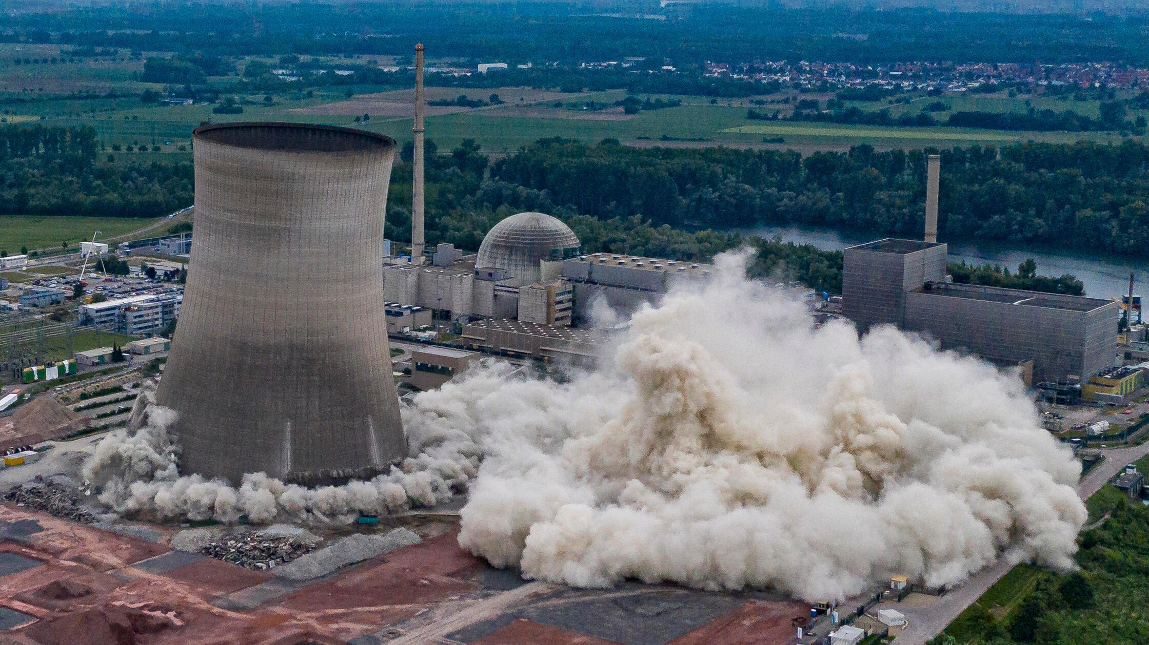 Sprengung Der Kühltürme Am Atomkraftwerk Grafenrheinfeld Am Freitag ...