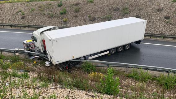Wegen nicht angepasster Geschwindigkeit: Lkw gerät ins Schleudern - Autobahn in Franken blockiert