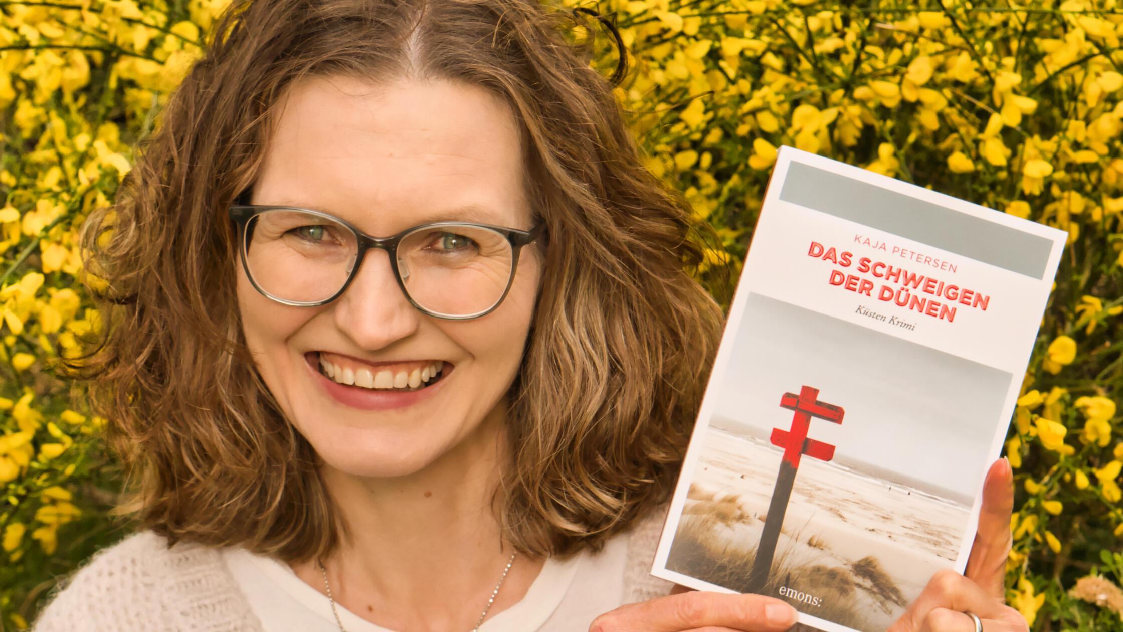 Die Erlanger KrimiAutorin Katharina Drüppel vergräbt ein Skelett in den Dünen von Spiekeroog