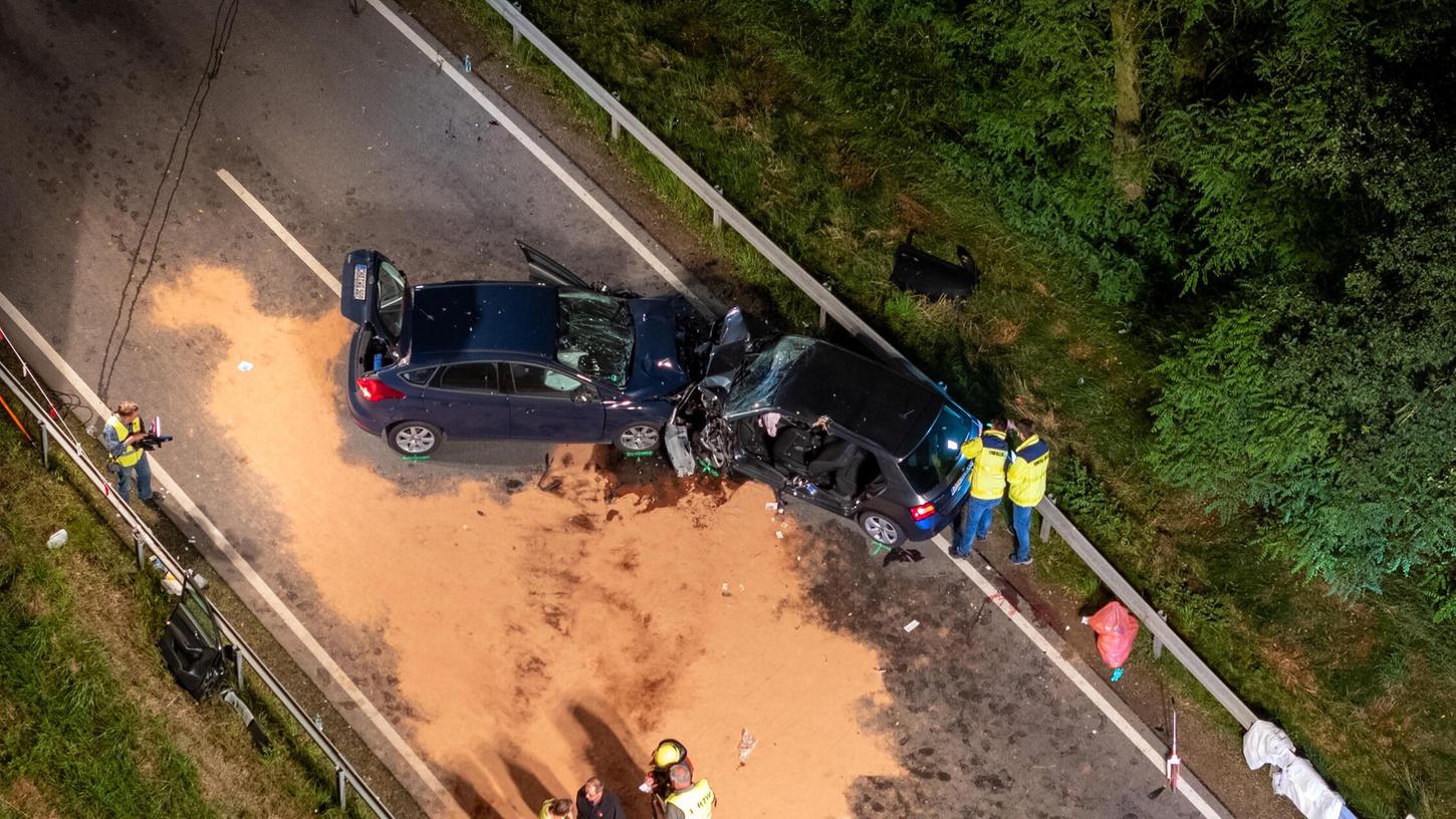Bei einem Frontalzusammenstoß im Landkreis Schwandorf wurde am Montagabend ein Kind getötet, mehrere Personen wurden schwer verletzt. Bei einem Frontalzusammenstoß im Landkreis Schwandorf wurde am Montagabend ein Kind getötet, mehrere Personen wurden schwer verletzt.