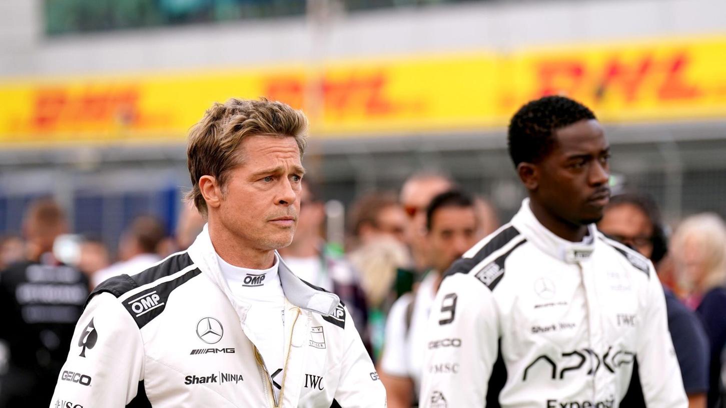 Brad Pitt (l) und Damson Idris spielen in dem Formel-1-Film, der in einem Jahr in die Kinos kommen soll.
