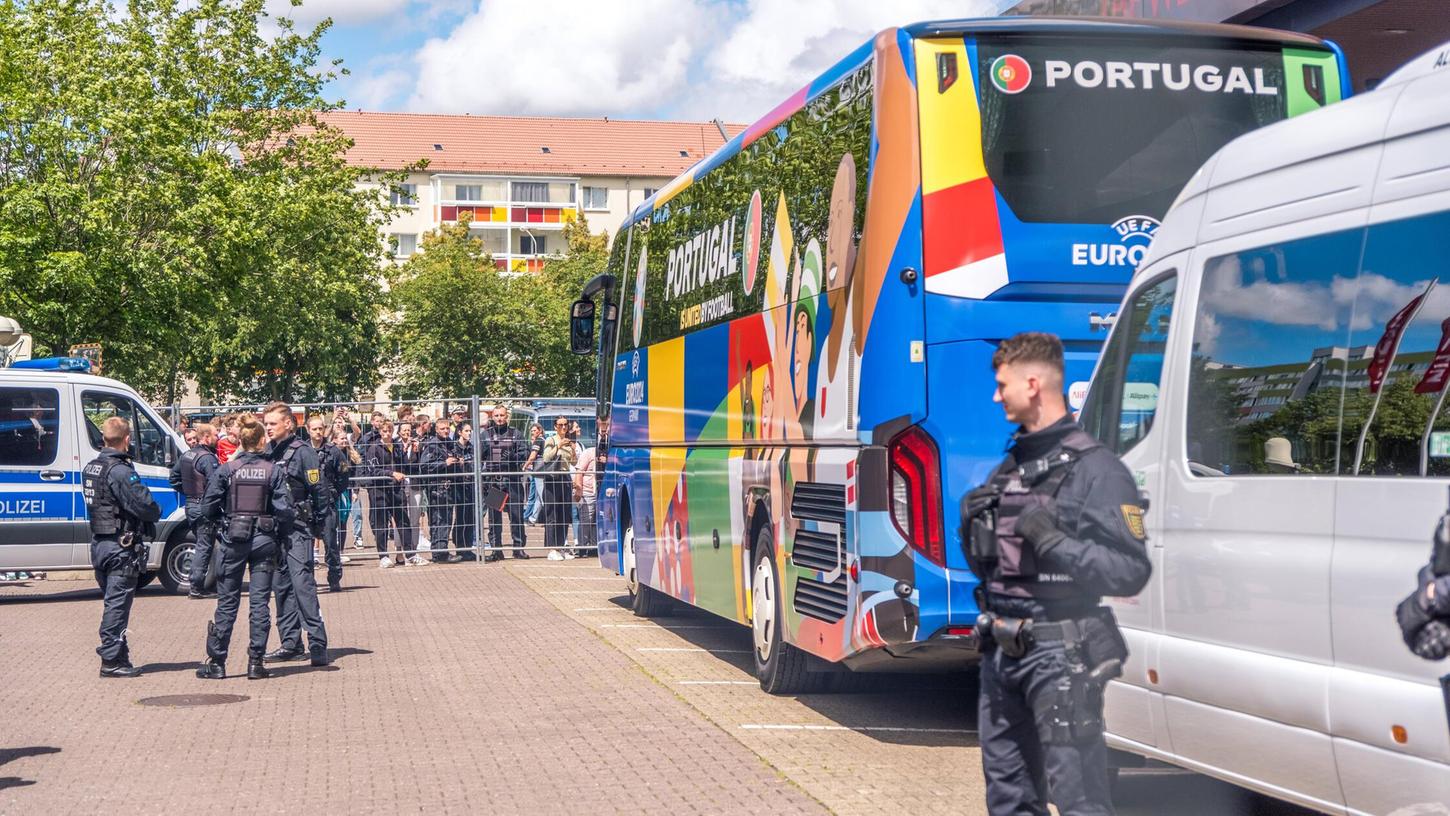 Etwa 250 Menschen warteten am Montag auf die Ankunft der portugiesischen Nationalmannschaft in Leipzig.