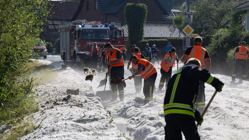 Innerhalb einer Viertelstunde überfluteten teils vier Zentimeter große Hagelkörner Straßen in Hildburghausen in Thüringen.