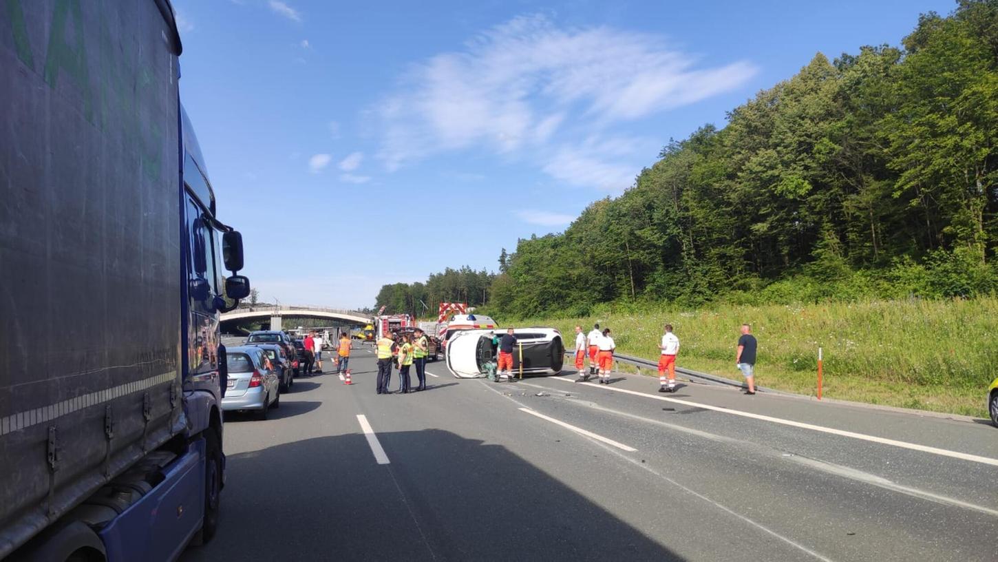 Nach einem Unfall mit zwei Autos und einem Lastwagen konnte ein angeforderter Rettungshubschrauber von der Autobahn nicht mehr abheben.