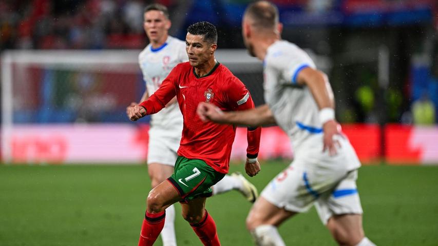 Cristiano Ronaldo (M) stellte mit seinem Einsatz gegen Tschechien einen weiteren EM-Rekord auf.