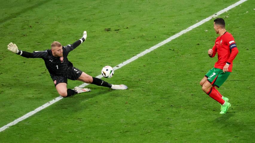 Tschechiens Torhüter Jindrich Stanek (l) pariert einen Schuss von Cristiano Ronaldo.