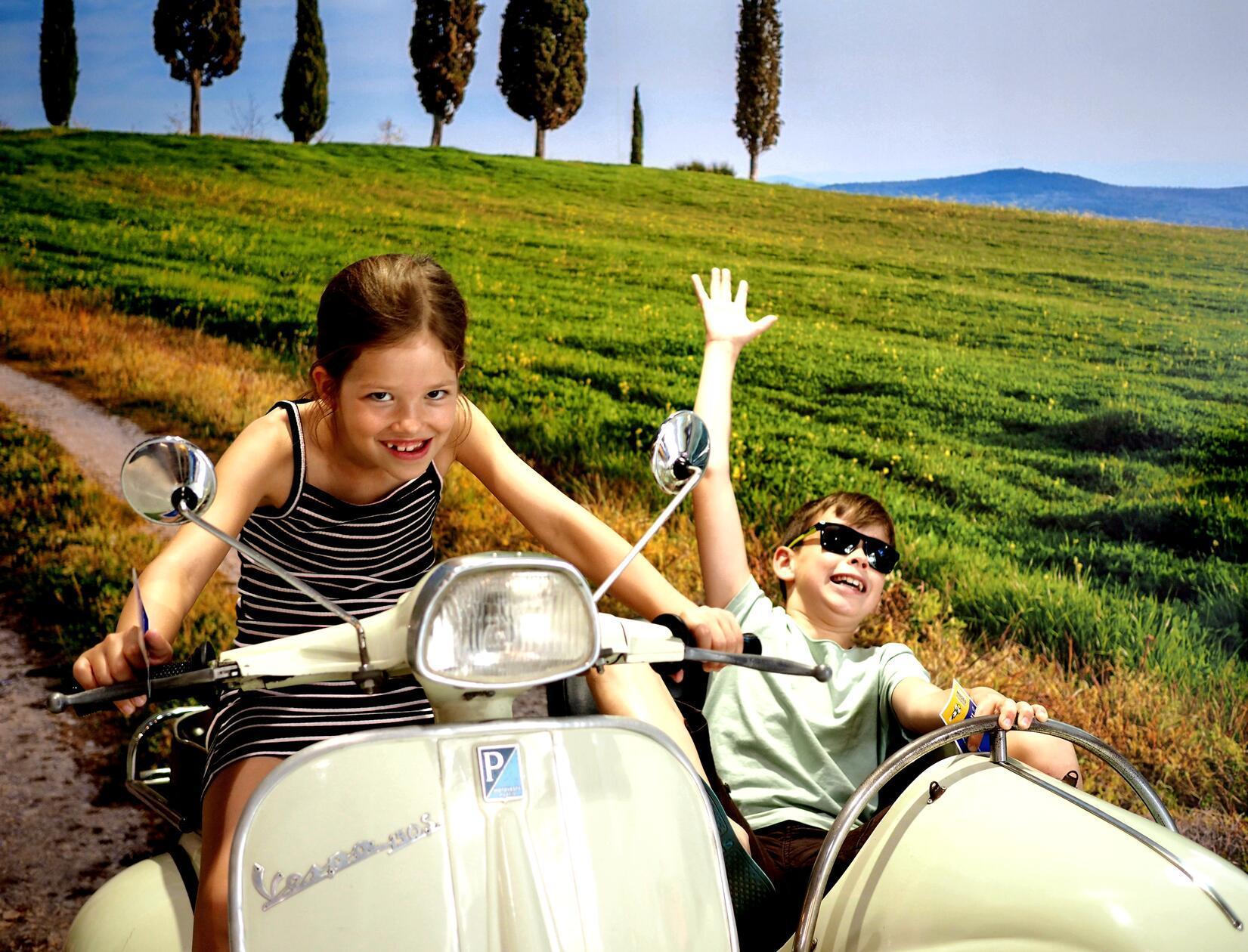 Mit der Vespa durch die Toskana brausen - näher kann man der Bilderbuchlandschaft kaum kommen. Die Kinder dürfen das hier im Piaggio-Museum in Pontedera bei Pisa, wir haben es aber auch „in Echt“ getan - ein Hochgenuss.