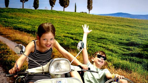 Mit der Vespa durch die Toskana brausen - näher kann man der Bilderbuchlandschaft kaum kommen. Die Kinder dürfen das hier im Piaggio-Museum in Pontedera bei Pisa, wir haben es aber auch „in Echt“ getan - ein Hochgenuss.