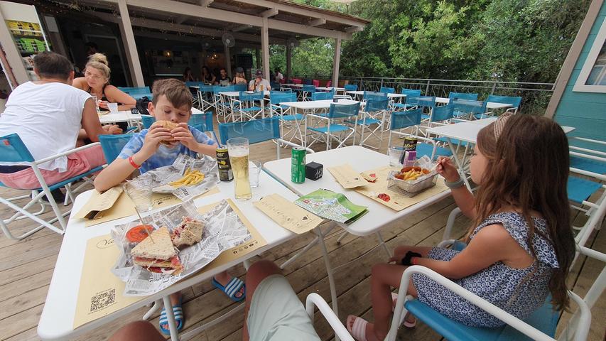 Frühstück an der Poolbar im Vallicella Glamping Resort.