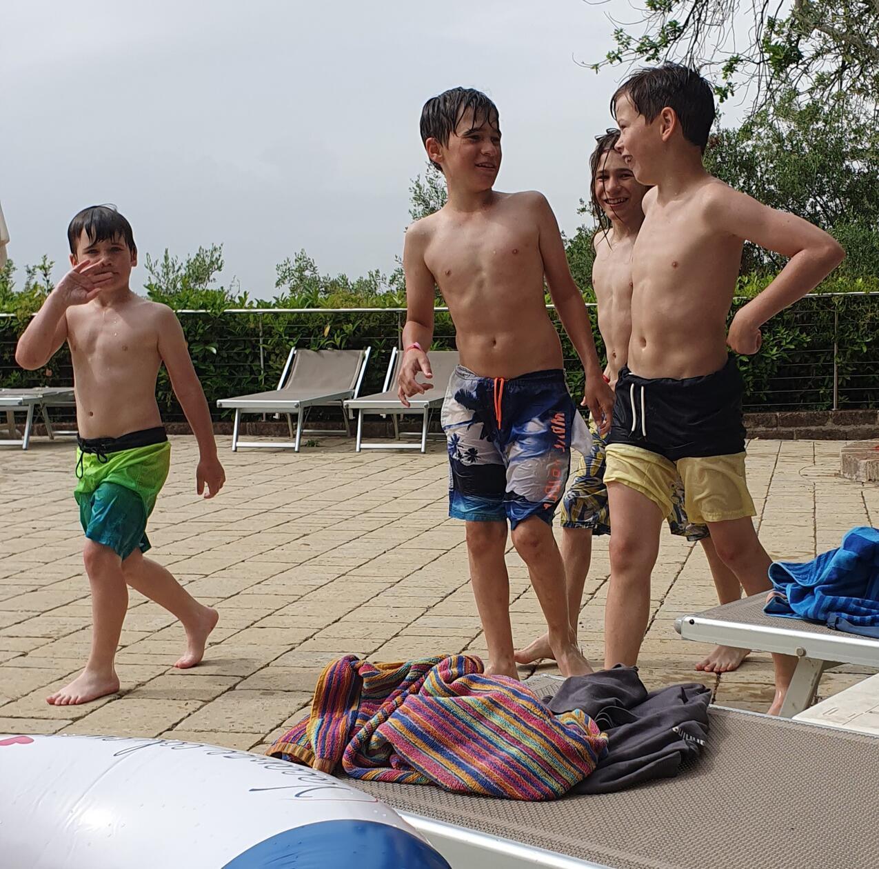 Schnell haben die Kinder genug Freunde gefunden und ziehen als Gang durch die Poollandschaft.